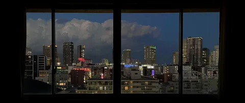 窓枠越しの都会、雲が主役？
