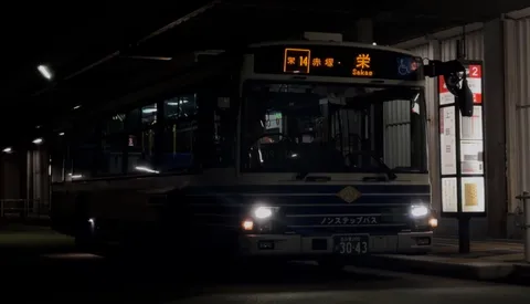 バスを待つ夜の風景