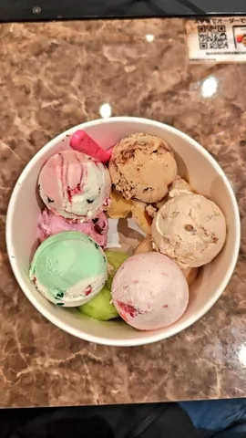 スプーンで食べるカラフルアイス