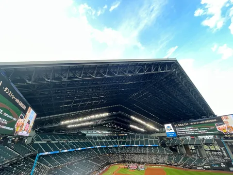 巨大な屋根が広がる球場の空