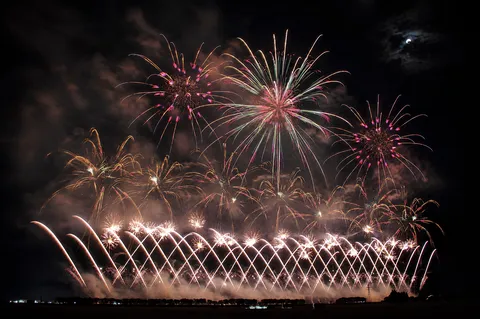 夜空を編む光の花火