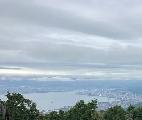 雨雲の下の街と海