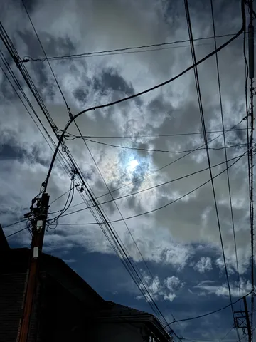 電線が交差する空模様