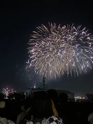 夜空に咲く金の余韻