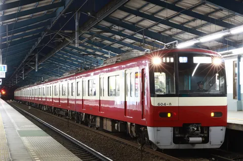 ヘッドライト輝く駅の主役
