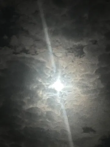 雲間から差し込む神秘的な光