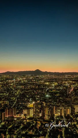 街の瞬き、夕闇の空と富士の影
