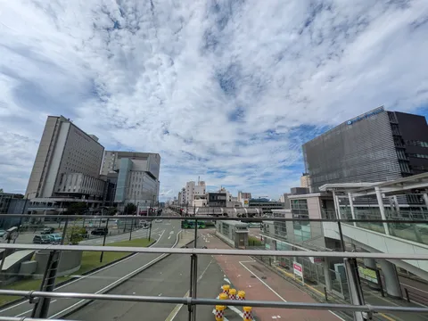 空とガラスの交差点