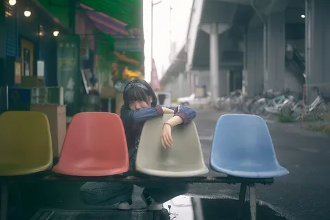 高架下のカラフルな余白