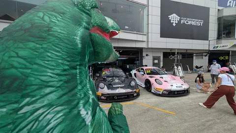 恐竜もレース観戦？!