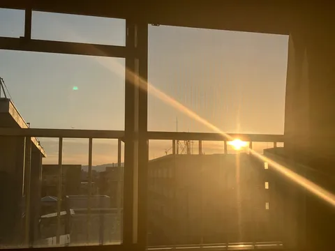 窓辺に差し込む夕陽の温もり