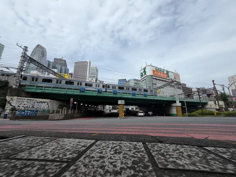 高架の列車と街の囁き