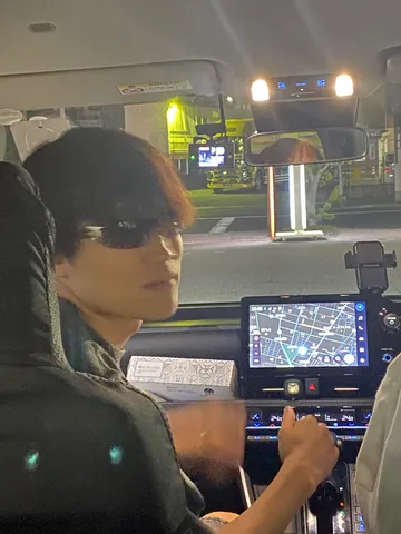 夜のドライブ、ナビゲーションの光