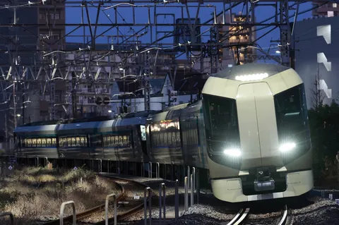 夜を駆ける新型車両