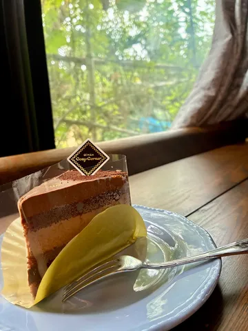 窓辺に映える層のケーキ