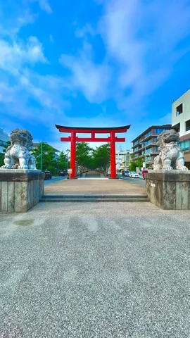 赤い鳥居と街角の道