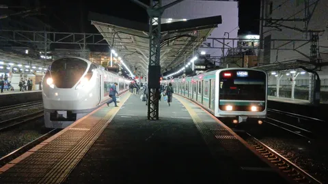 夜の駅、二つの旅立ち