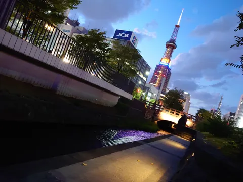 夜風に光る街のタワー
