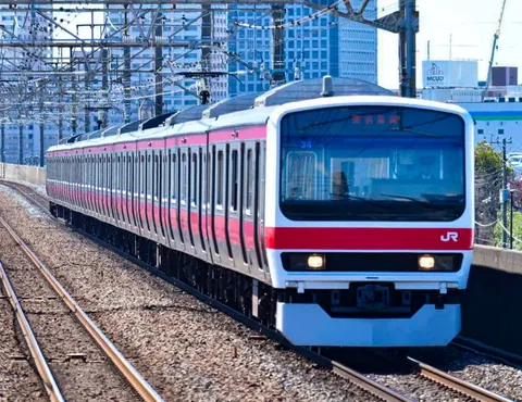 都会を駆ける赤と白列車