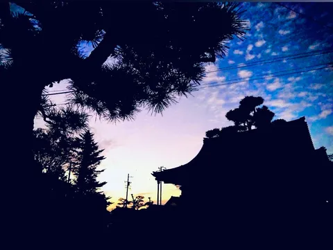 藍色の空と古刹のシルエット