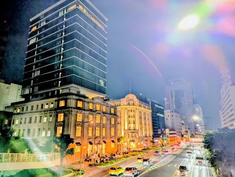 夜景の二重性が美しいビル街印象