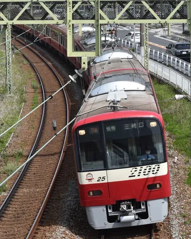 赤い電車、カーブで傾き自慢？