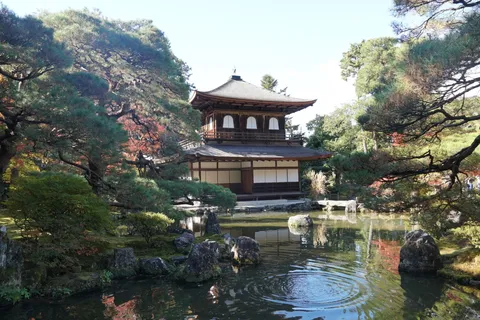 静寂に佇む、水鏡の庭園