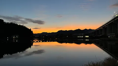 夕暮れに染まる静かな水面