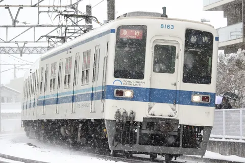 雪降る冬の鉄道風景