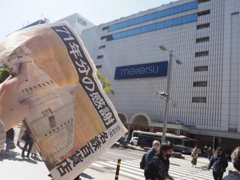 記憶を映す新聞とビル