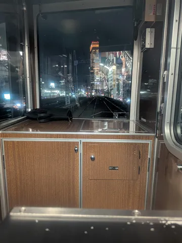夜景と電車の運転席