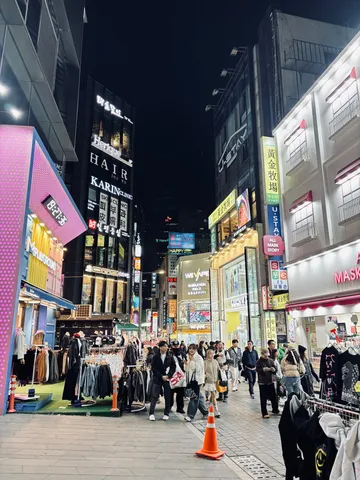 煌めく夜のストリート
