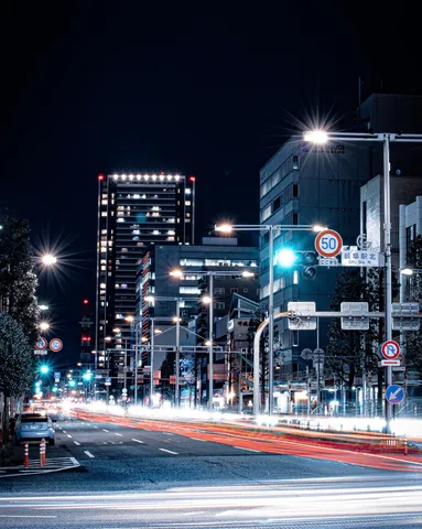 光跡が走る夜の交差点