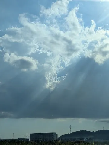 雲の隙間に光る静かな景