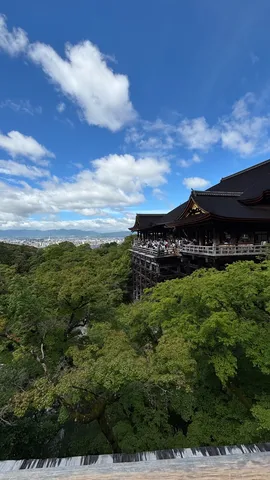 空に映える緑豊かな寺院