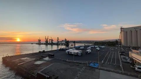 夕景と港の静かなリズム