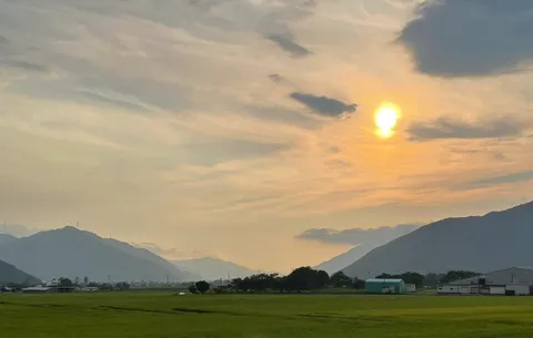 夕景の田園に揺れる光