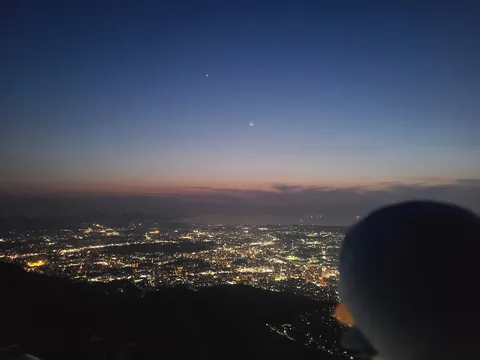 星月夜と街の灯り