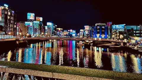 都会の夜を彩る光のリフレクション