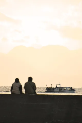 夕暮れの海と語らう影