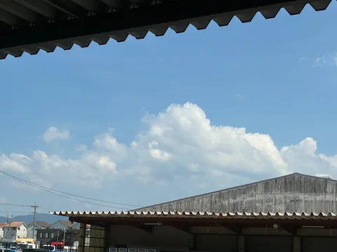 夏の青空と倉庫の影
