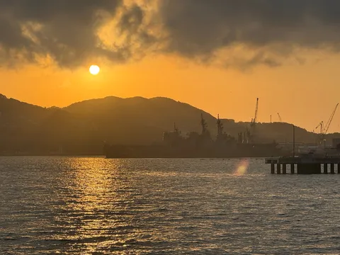 夕暮れの港、工業地帯のシルエット