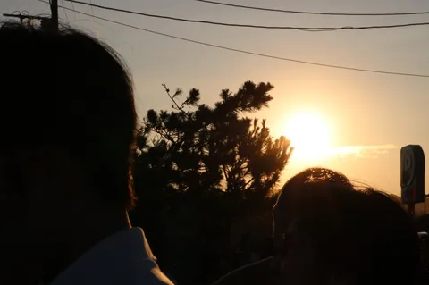 夕陽とシルエットの情景