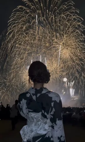 夜空に花咲く光の幕