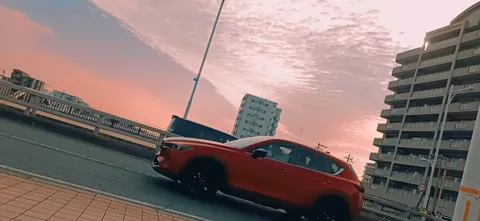 夕暮れに染まる街と車