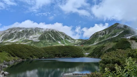 青空と湖畔に抱かれた山岳美