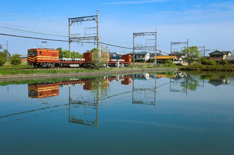 静寂の水面に映る、鉄道風景