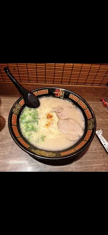 一杯のラーメン、温かい湯気