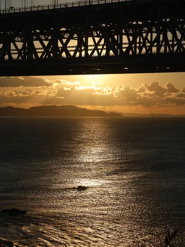 夕陽と橋、静かな海
