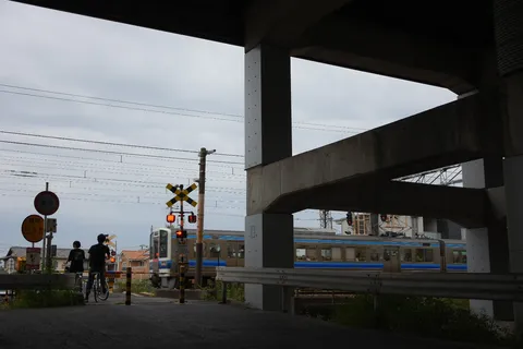 高架の影と列車のリズム